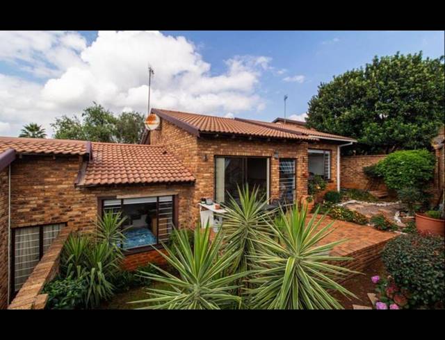 3 BEDROOM TOWNHOUSE FOR SALE IN GLENVISTA